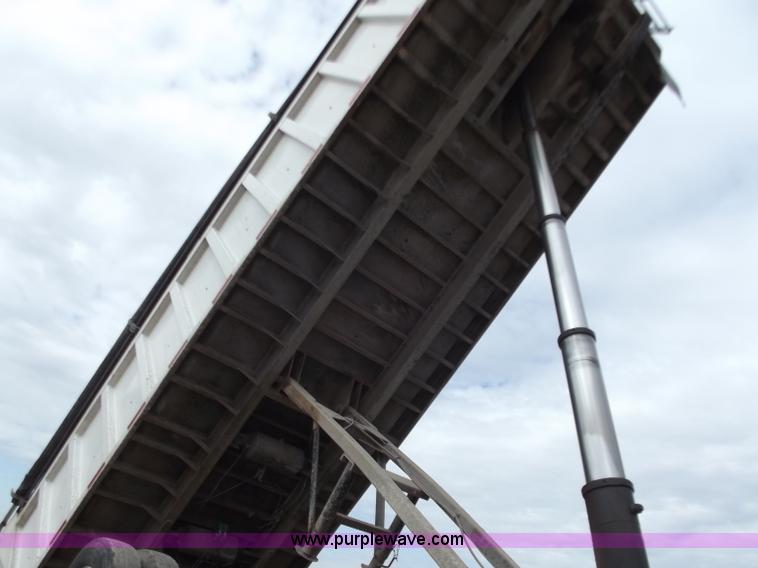 image for item D3573 2001 Davis 26' end dump trailer