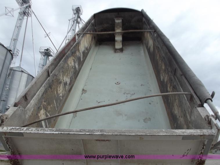 image for item D3573 2001 Davis 26' end dump trailer