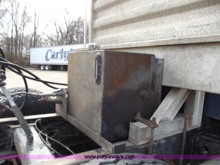 image for item D3693 1989 Peterbilt 379 triple axle semi truck