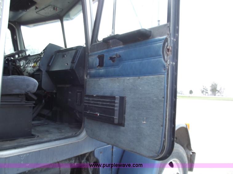 image for item D3693 1989 Peterbilt 379 triple axle semi truck