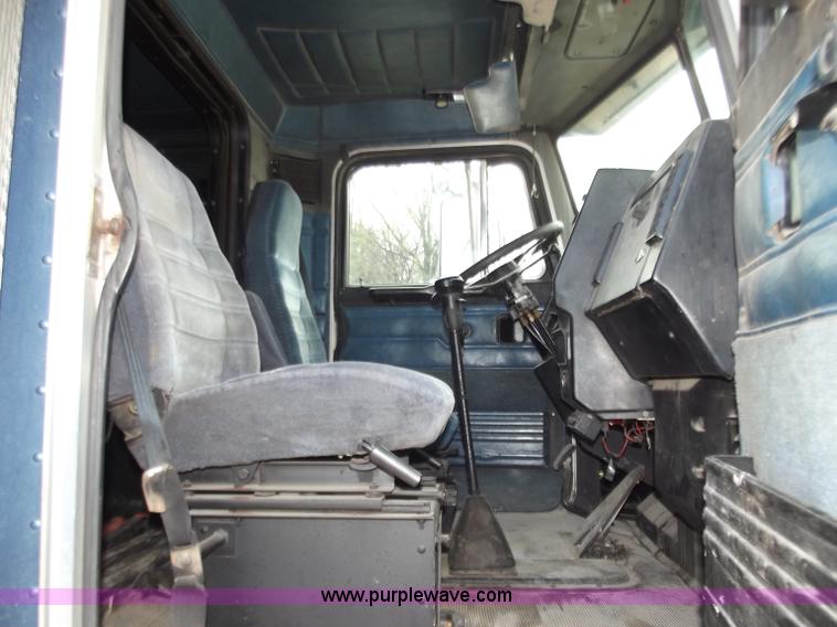 image for item D3693 1989 Peterbilt 379 triple axle semi truck