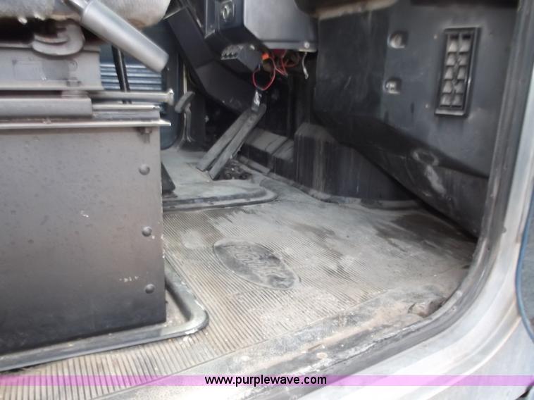 image for item D3693 1989 Peterbilt 379 triple axle semi truck