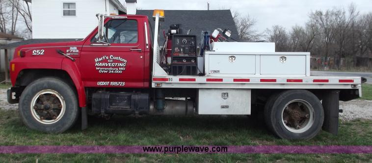 image for item D3694 1990 Ford F700 service truck