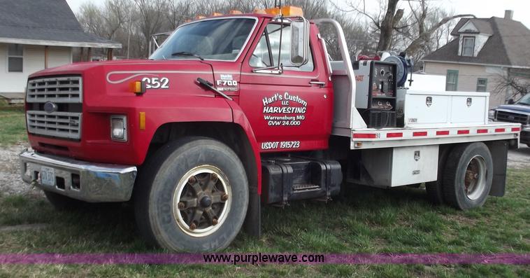 image for item D3694 1990 Ford F700 service truck