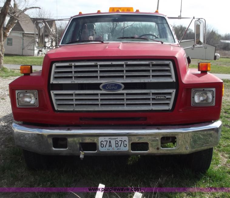 image for item D3694 1990 Ford F700 service truck