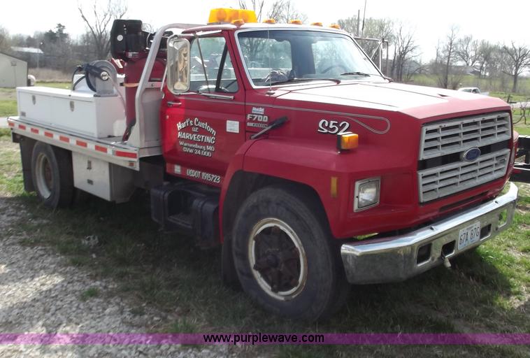 image for item D3694 1990 Ford F700 service truck