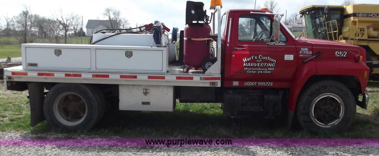 image for item D3694 1990 Ford F700 service truck