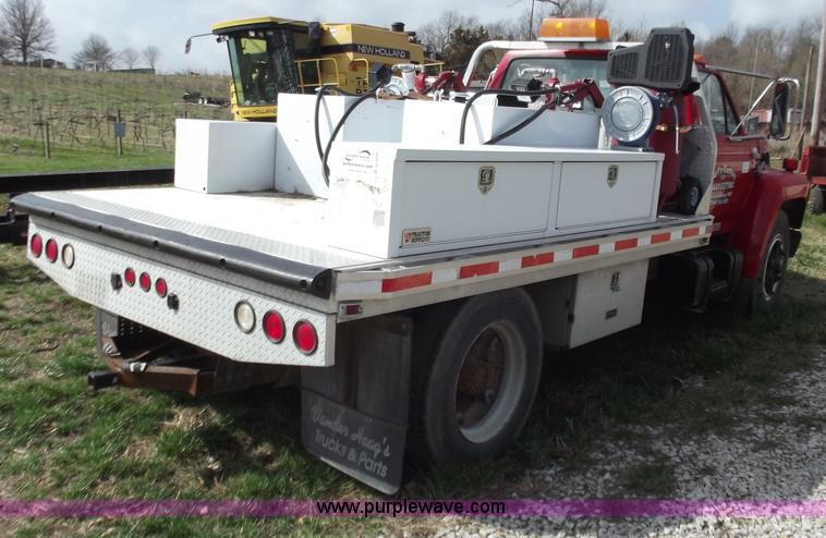 image for item D3694 1990 Ford F700 service truck