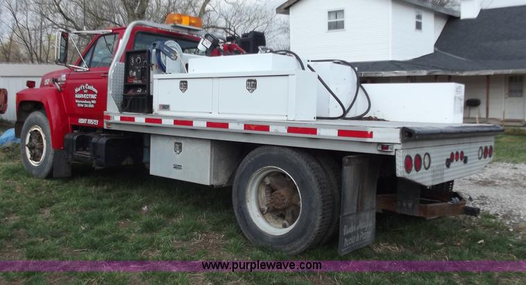 image for item D3694 1990 Ford F700 service truck