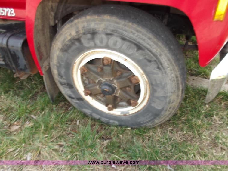 image for item D3694 1990 Ford F700 service truck