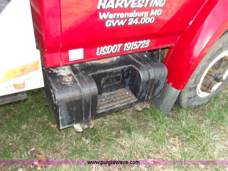 image for item D3694 1990 Ford F700 service truck