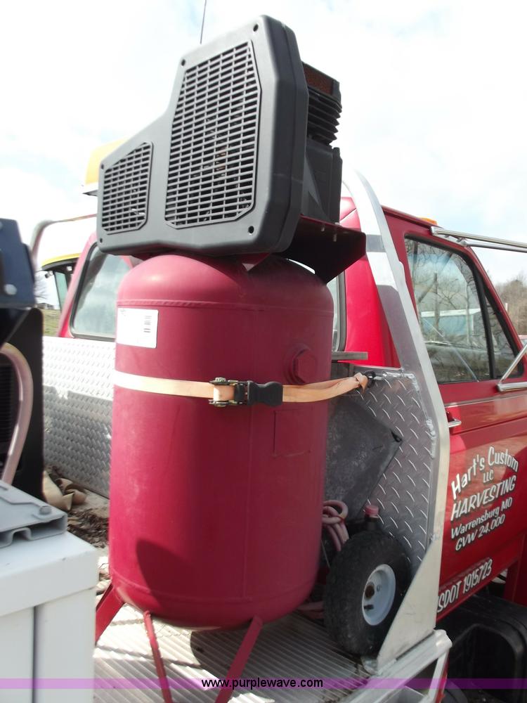 image for item D3694 1990 Ford F700 service truck