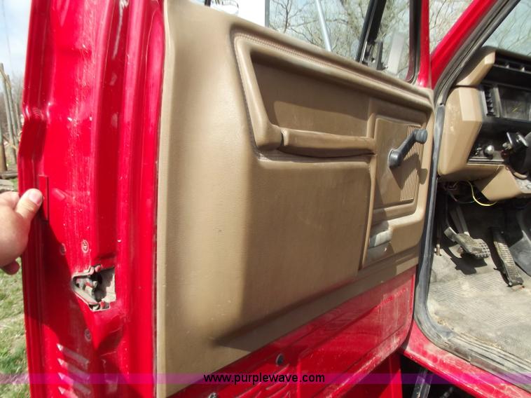 image for item D3694 1990 Ford F700 service truck