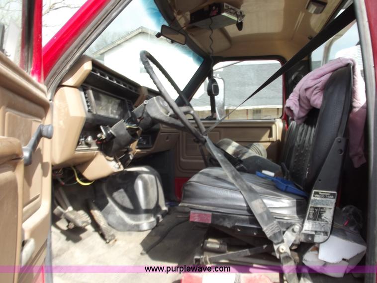 image for item D3694 1990 Ford F700 service truck
