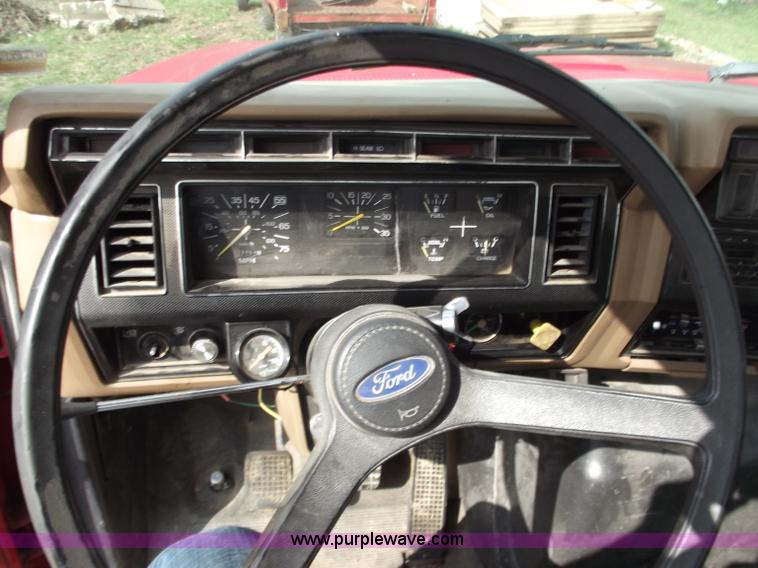 image for item D3694 1990 Ford F700 service truck