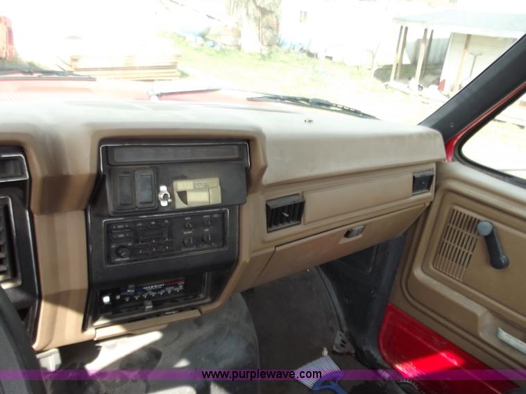 image for item D3694 1990 Ford F700 service truck