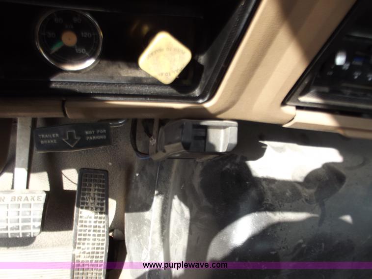 image for item D3694 1990 Ford F700 service truck