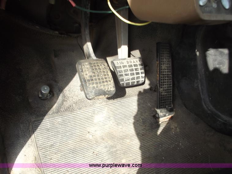 image for item D3694 1990 Ford F700 service truck