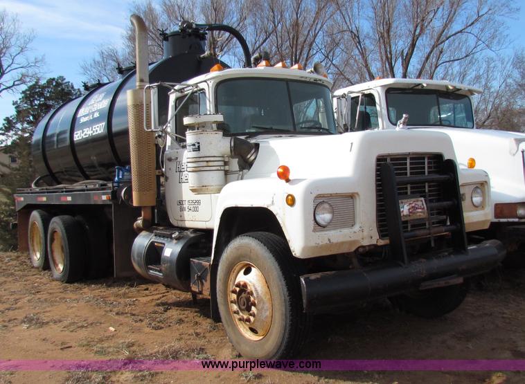 image for item D9126 1989 Mack RD688S water tanker semi truck