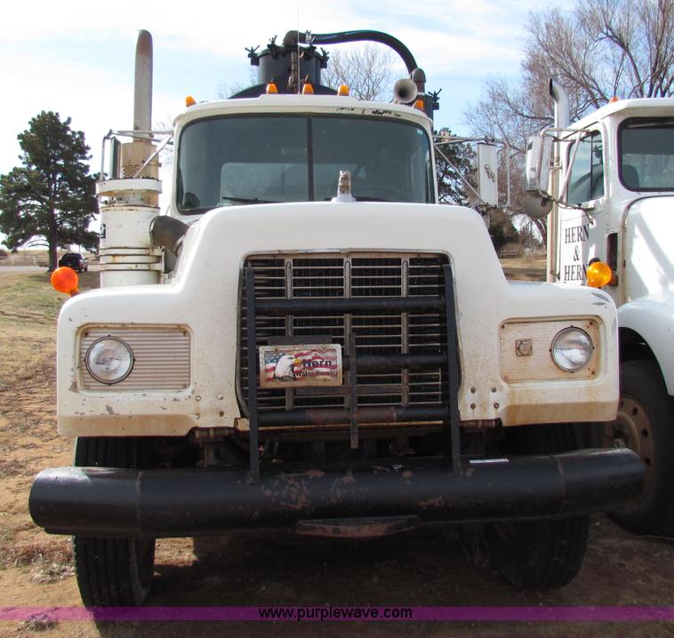 image for item D9126 1989 Mack RD688S water tanker semi truck