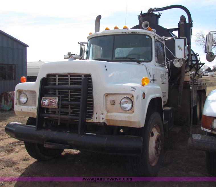 image for item D9126 1989 Mack RD688S water tanker semi truck