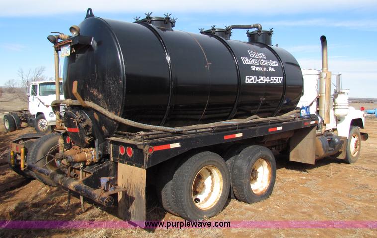 image for item D9126 1989 Mack RD688S water tanker semi truck