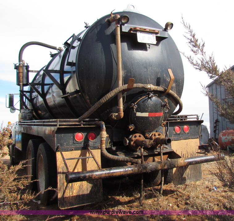 image for item D9126 1989 Mack RD688S water tanker semi truck