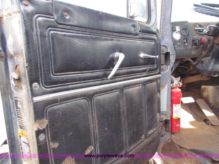 image for item D9126 1989 Mack RD688S water tanker semi truck