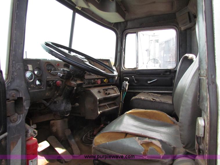 image for item D9126 1989 Mack RD688S water tanker semi truck