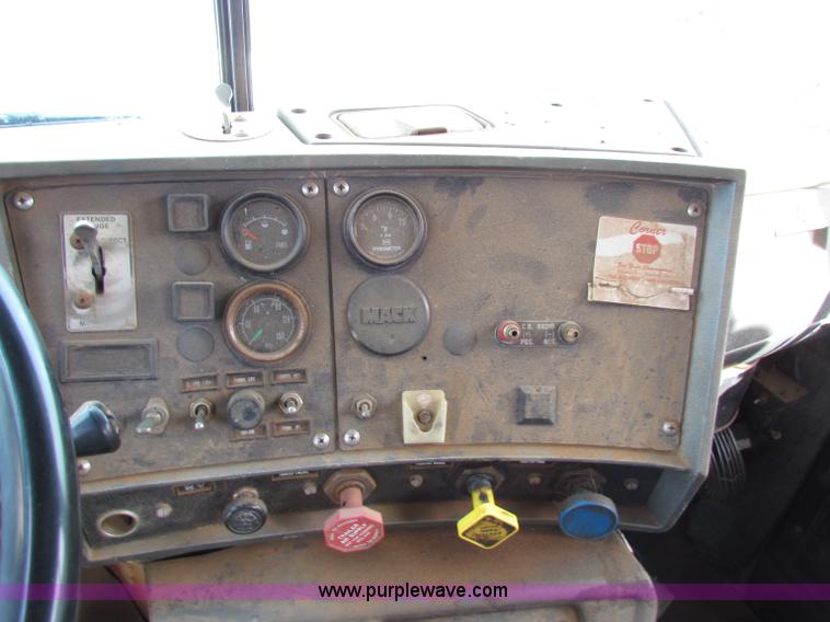 image for item D9126 1989 Mack RD688S water tanker semi truck