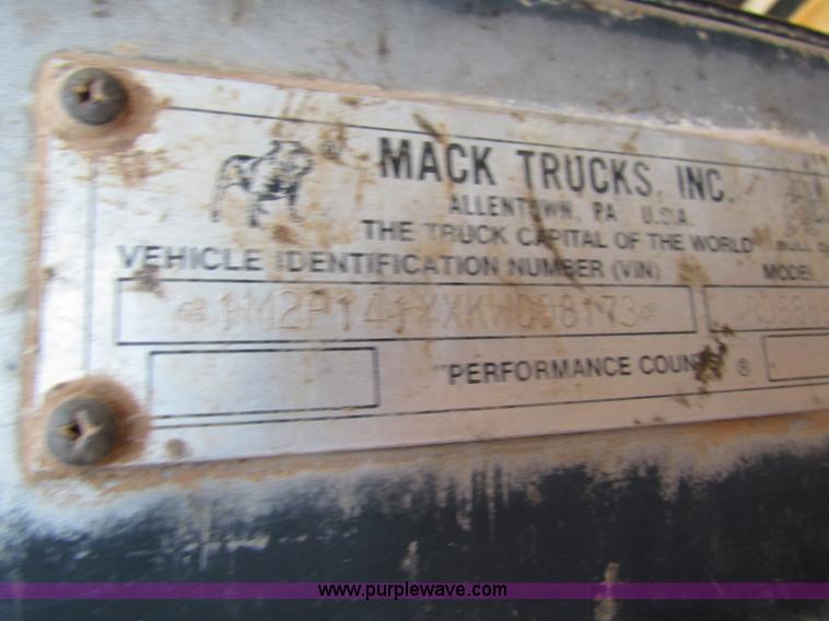 image for item D9126 1989 Mack RD688S water tanker semi truck