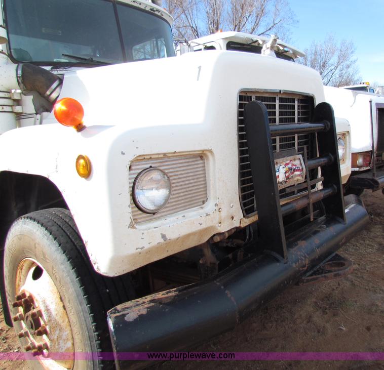 image for item D9126 1989 Mack RD688S water tanker semi truck