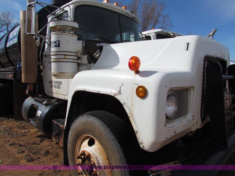 image for item D9126 1989 Mack RD688S water tanker semi truck