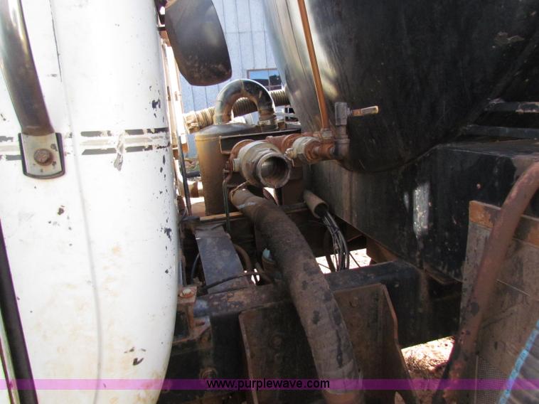 image for item D9126 1989 Mack RD688S water tanker semi truck