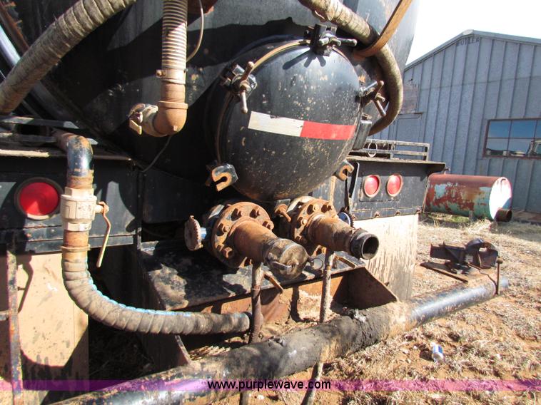 image for item D9126 1989 Mack RD688S water tanker semi truck