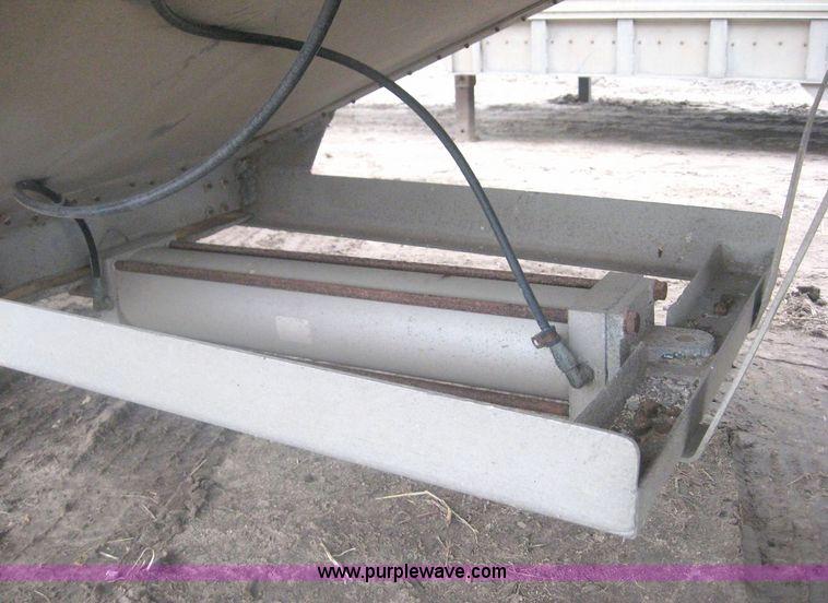 image for item 3779 1980 Guthrie 42' grain trailer