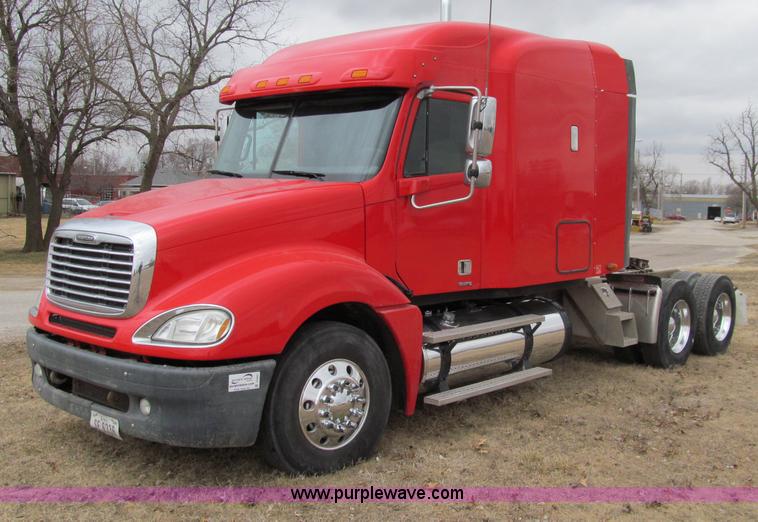 image for item A8201 2005 Freightliner Columbia semi truck