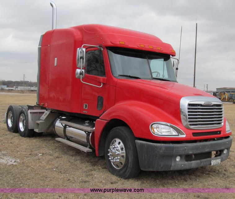 image for item A8201 2005 Freightliner Columbia semi truck