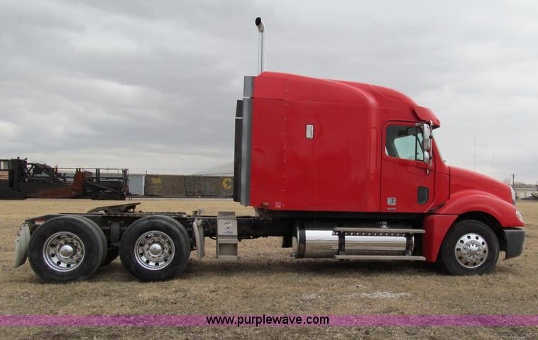image for item A8201 2005 Freightliner Columbia semi truck