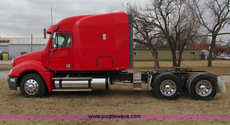 image for item A8201 2005 Freightliner Columbia semi truck