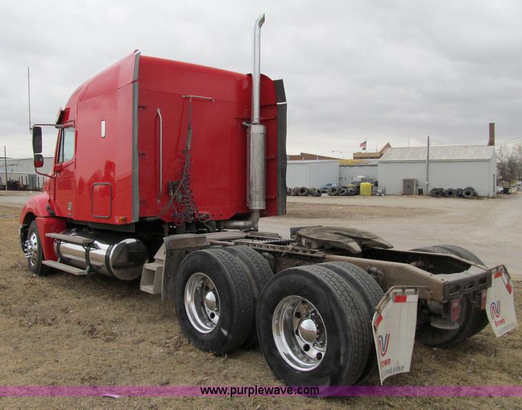 image for item A8201 2005 Freightliner Columbia semi truck