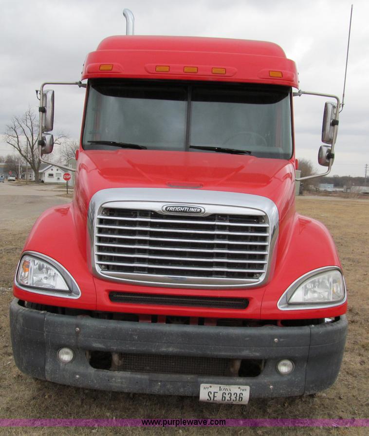 image for item A8201 2005 Freightliner Columbia semi truck
