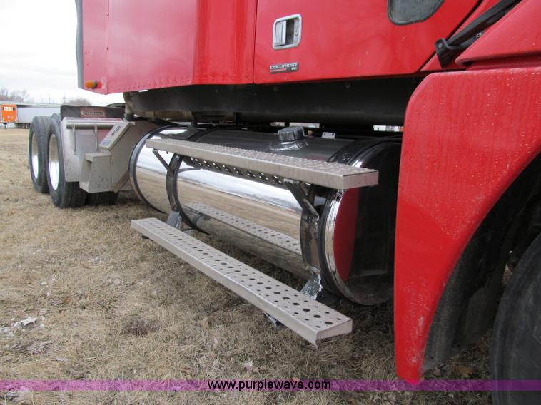 image for item A8201 2005 Freightliner Columbia semi truck