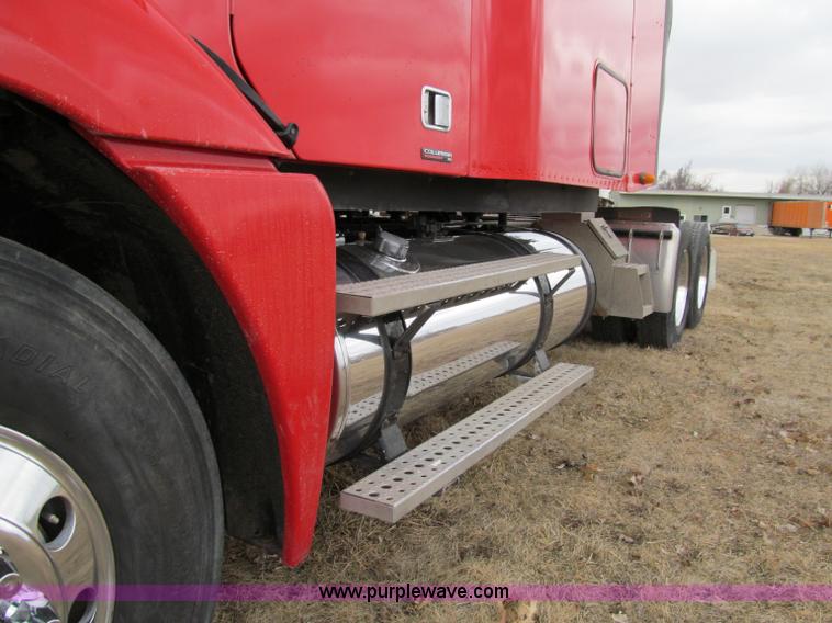image for item A8201 2005 Freightliner Columbia semi truck
