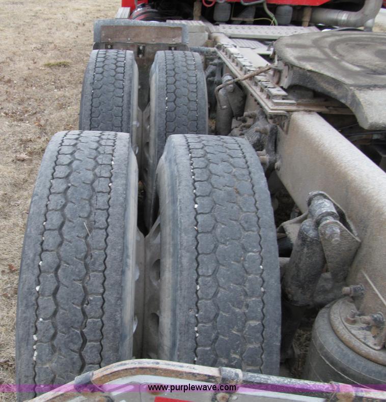 image for item A8201 2005 Freightliner Columbia semi truck