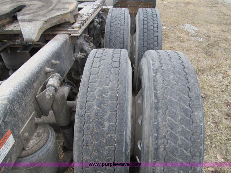 image for item A8201 2005 Freightliner Columbia semi truck