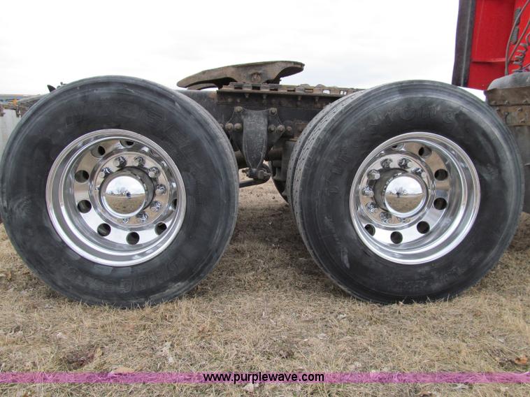 image for item A8201 2005 Freightliner Columbia semi truck