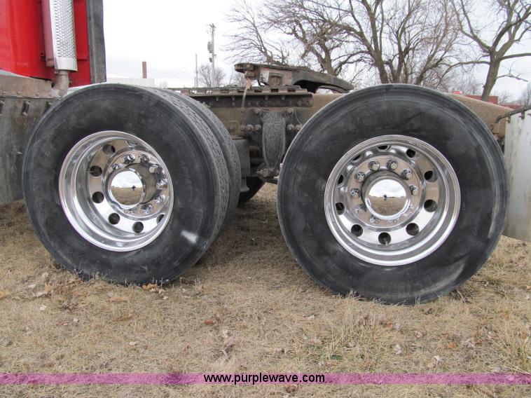 image for item A8201 2005 Freightliner Columbia semi truck