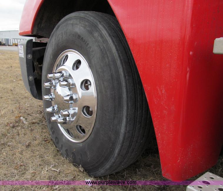 image for item A8201 2005 Freightliner Columbia semi truck