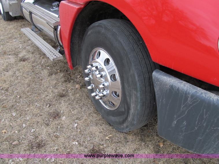 image for item A8201 2005 Freightliner Columbia semi truck